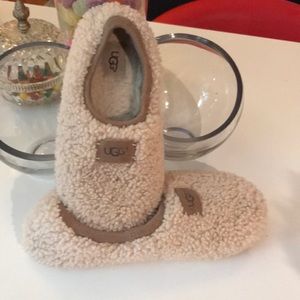 Cream and Tan Ugg slippers size 6.